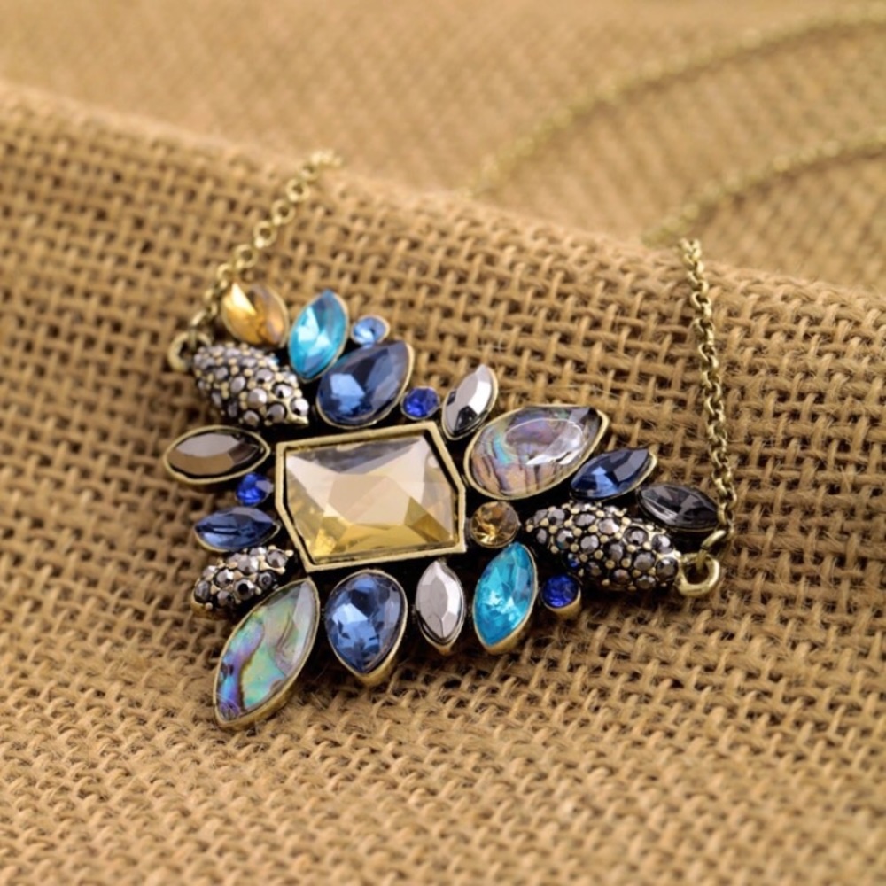 EUC Kiss Me Exquisite Rhinestone Pendant Necklace